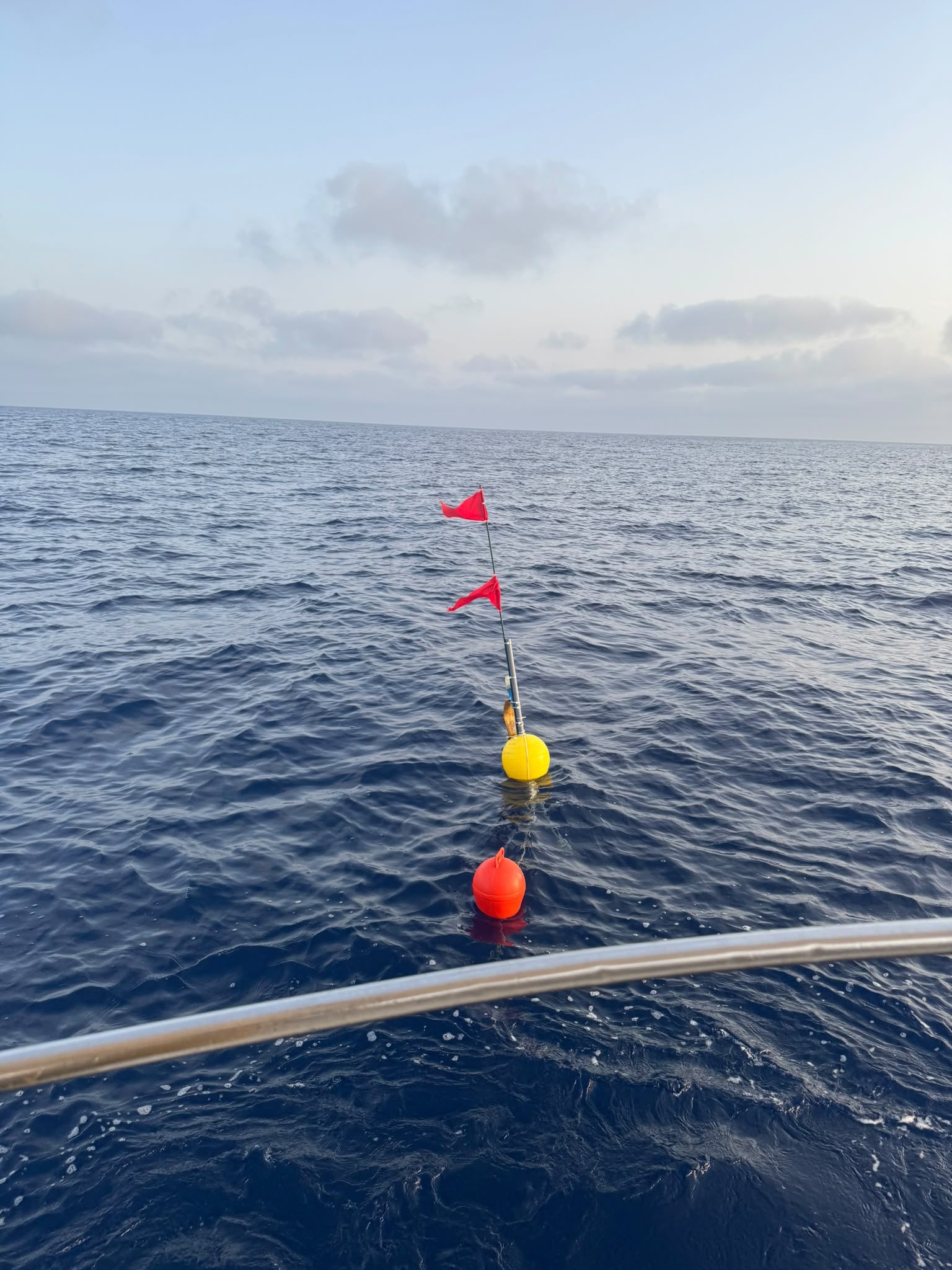 Boyas de pesca artesanal al amanecer en Menorca